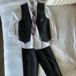 Children’s size 10 4 piece suit with pocket square